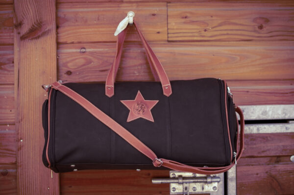 Sac de transport équestre élégant et spacieux avec compartiments pour casque, vêtements et accessoires